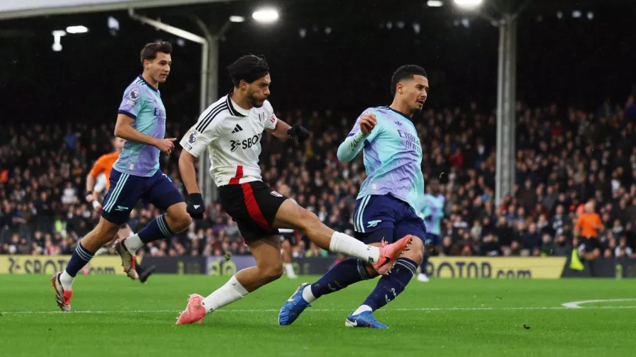 Raúl Jiménez abrió el marcador en el duelo entre Fulham y Arsenal a los 11 minutos con un disparo cruzado después de iniciar la jugada en mediocampo