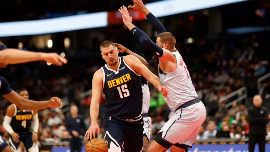 Nikola Jokic tuvo una noche brutal, pero no alcanzó para el triunfo de los Nuggets