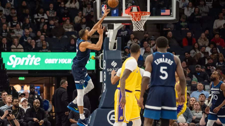 Los Timberwolves agravaron la crisis de los Lakers