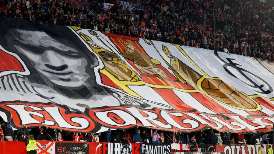 Un tifo espectacular con el mensaje "El orgullo de Nervión" apareció en uno de los fondos del Sánchez-Pizjuán