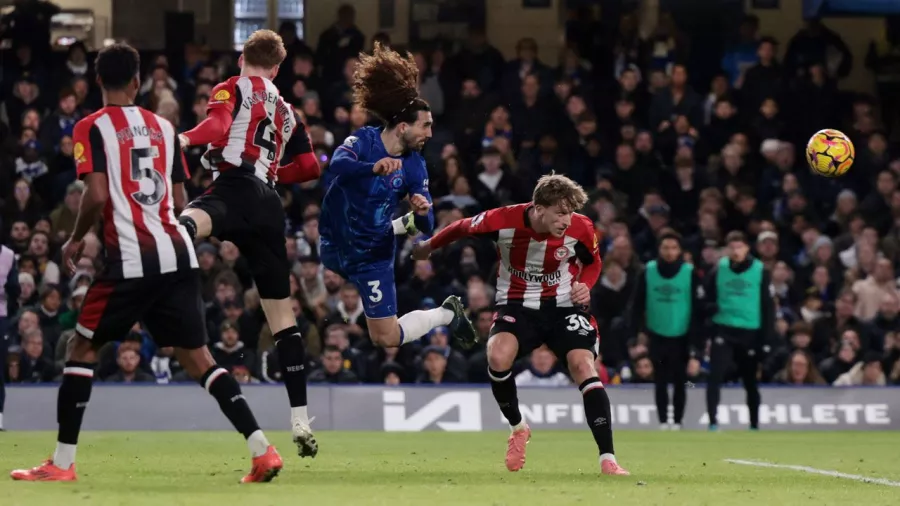 Primer gol del defensor español esta temporada en la Premier League