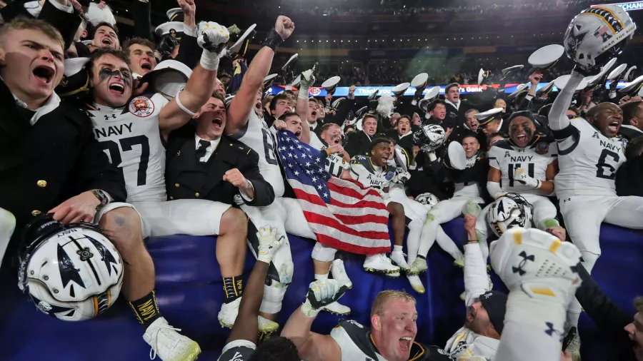 Los Midshipmen festejaron en grande su victoria 31-13 sobre la Academia Militar de West Point, representante del ejército