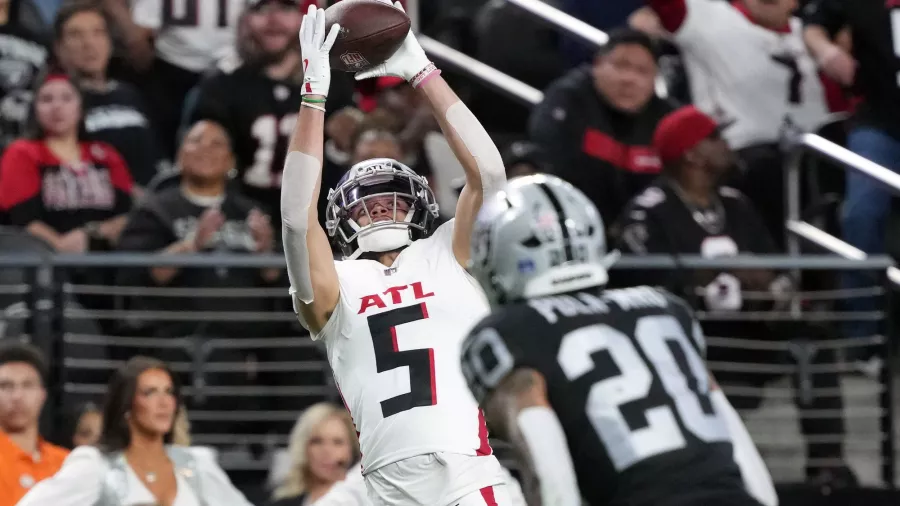 Los Falcons derrotaron 15-9 a unos Raiders sin esperanzas