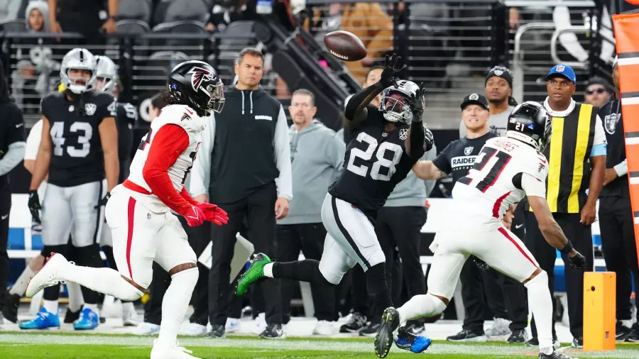 Los Falcons fueron los menos malos y derrotaron a los Raiders