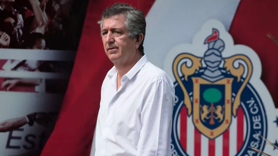 Apertura 2019: Muerte de Jorge Vergara, el empresario que rescató al club Guadalajara en 2002.