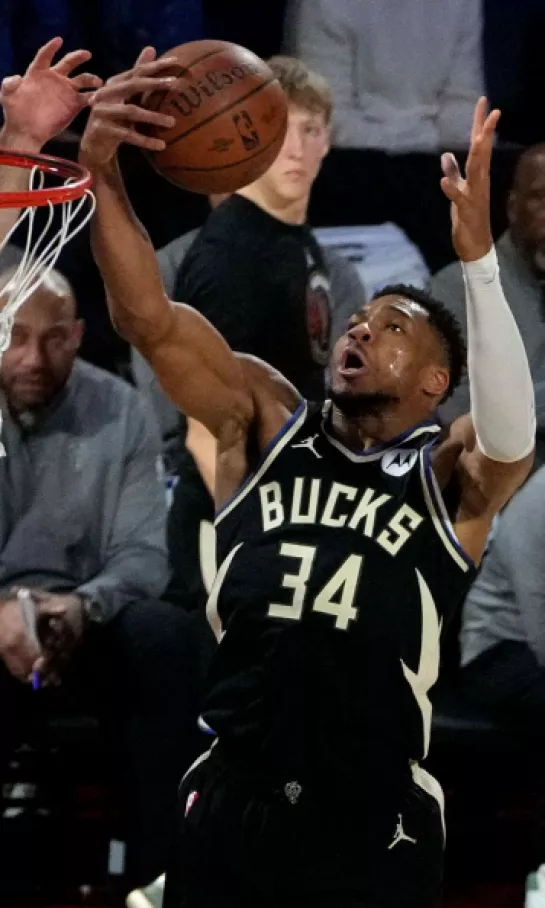 Con Giannis Antetokounmpo en 'modo bestia', los Bucks conquistaron la NBA Cup