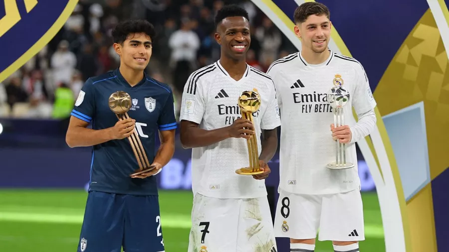 El mexicano Elías Montiel, en la premiación junto a Vinícius y Valverde