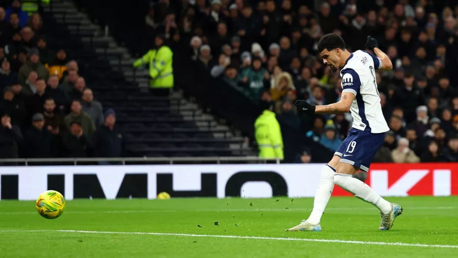 Dominik Solanke abrió la cuenta a los 15 minutos