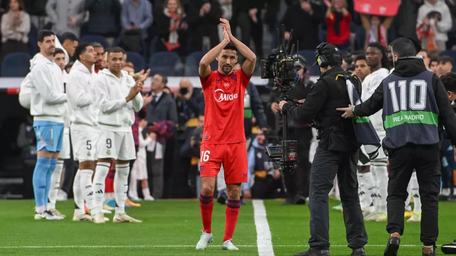 Antes del silbatazo inicial, los jugadores del Real Madrid le hicieron pasillo.