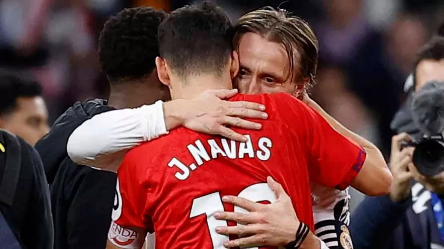 Luka Modric le entregó una playera con la firma de toda la plantilla 'Merengue'.