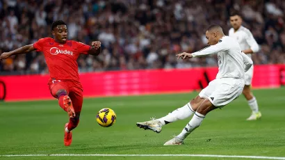 Golazo de Kylian Mbappé. Cruzó desde fuera del área y puso el balón en el  ángulo al 10'.