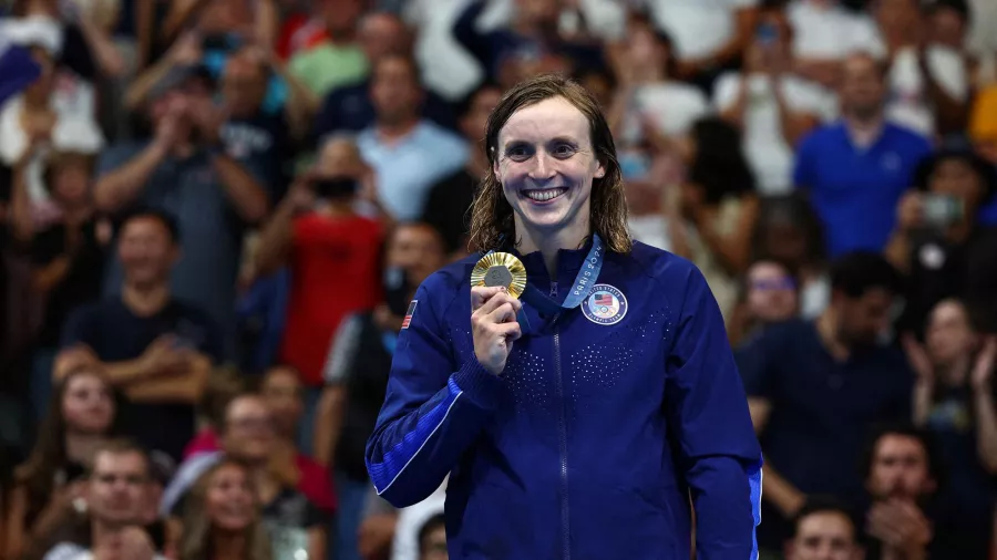 Katie Ledecky hizo historia: La estadounidense se colgó 4 medallas en París 2024, dos de oro, una de plata y una de bronce, suficiente para convertirse en la mujer más exitosa en la historia de los Juegos.