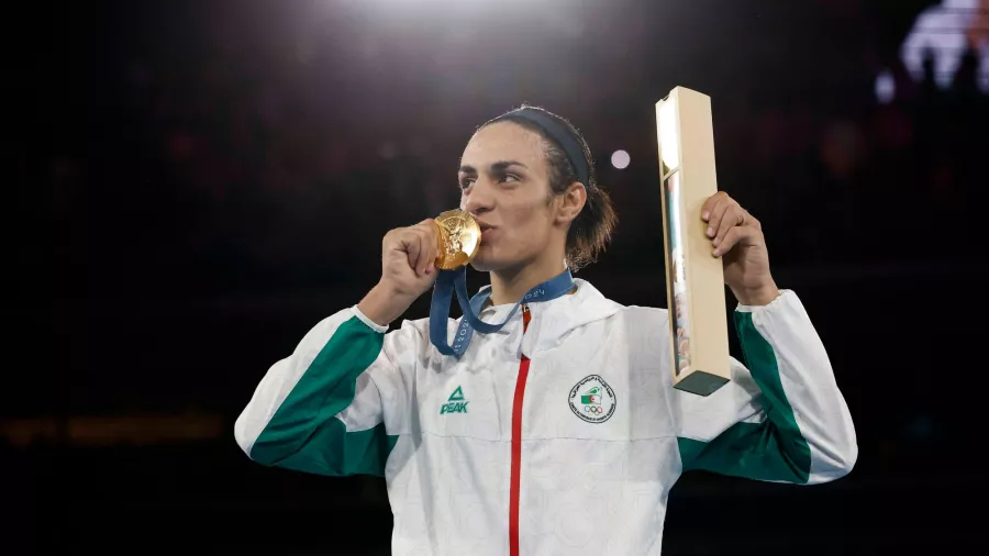 Imane Khelif ganó el oro en peso welter: Tras superar el escrutinio sobre su elegibilidad para competir en la rama femenina, la argelina se llevó la presea dorada, la primera para Argelia en boxeo femenino.