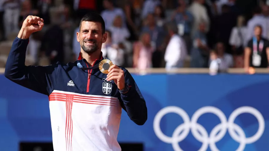 Novak Djokovic se colgó el oro olímpico: Lo único que le quedaba pendiente en su carrera era el primer puesto en los Juegos Olímpicos y lo consiguió al superar a Carlos Alcaraz con sets de 7-6 y 7-6. El serbio cobró revancha tras la derrota en la final de Wimbledon ante el español.