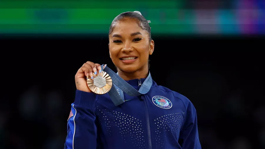 Jordan Chiles fue despojada de su medalla: La estadounidense se había colgado el bronce en piso, tras una apelación de su entrenadora, pero una queja de la Federación Rumana de Gimnasia devino en que se le retirara porque la queja llegó 1 minuto después de lo permitido.