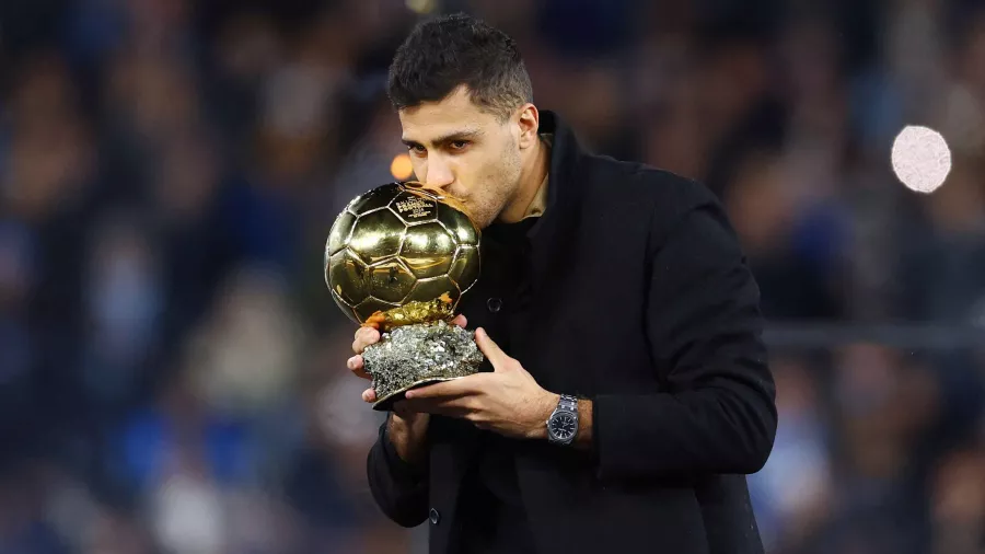 Rodri conquistó el Ballon d’Or: Pese a todos los pronósticos, el español fue elegido Mejor Futbolista de 2024 en la premiación que organizan France Football y UEFA. Rodri ganó la Eurocopa y la Premier League.