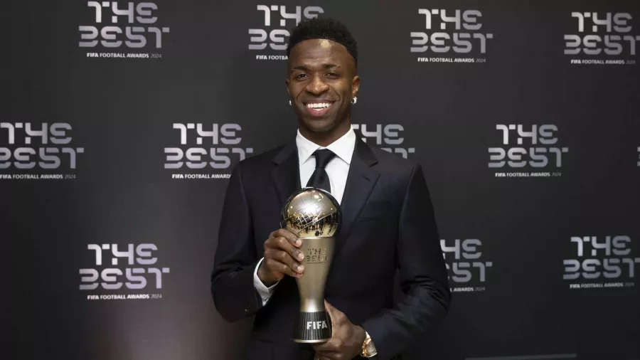 Vinícius Júnior se llevó el The Best: El brasileño superó a Rodri en la ceremonia que organiza la FIFA y se llevó el premio al Mejor Futbolista de 2024. Vinícius ganó la Champions League y La Liga.