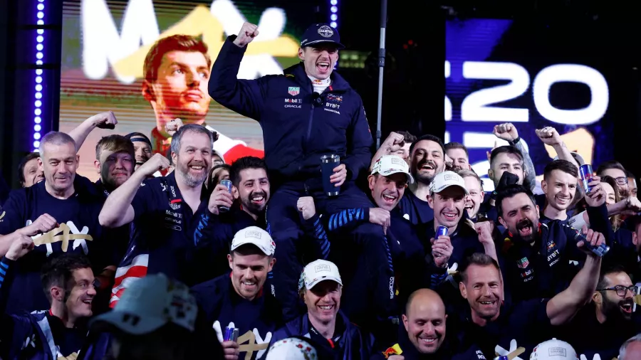 Max Verstappen selló su cuarto campeonato mundial en la F1: El neerlandés se unió a Lewis Hamilton, Sebastian Vettel, Juan Manuel Fangio y Michael Schumacher como los únicos que han ganado cuatro veces el campeonato.