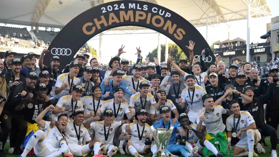 El LA Galaxy se impuso en la MLS: Después de 10 años de sequía, los angelinos consiguieron el título de la liga tras superar a 2-1 a New York Red Bulls.