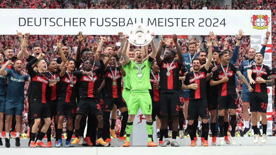 Bayer Leverkusen y su temporada de ensueño: Las ‘Aspirinas’ consiguieron su primera Bundesliga y lo hicieron sin perder un solo partido: 28 victorias y 6 empates.