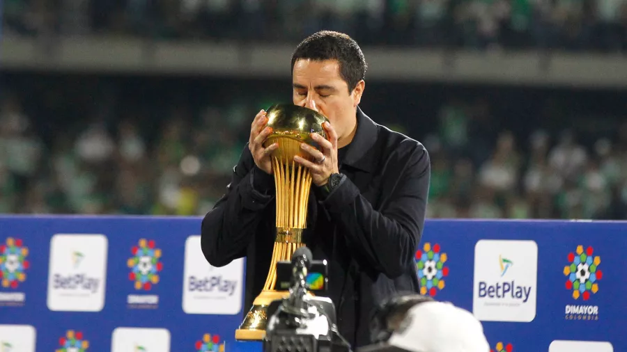 Efraín Juárez y su Atlético Nacional: El mexicano llevó a los ‘Verdolagas’ a ganar la Categoría Primera A y la Copa Colombia en su primera ocasión como director técnico.