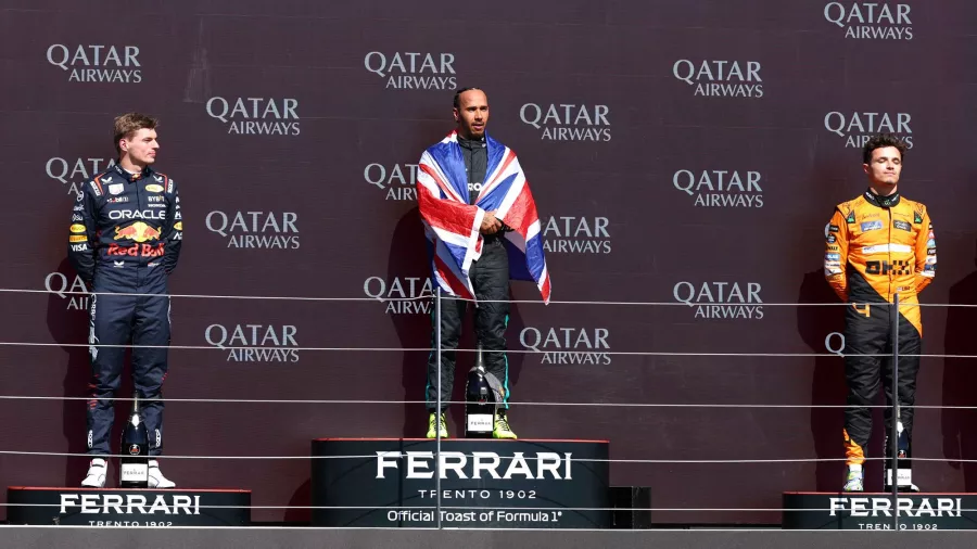 Lewis Hamilton conquistó Silverstone: Después de dos años sin ganar, el entonces piloto de Mercedes-AMG Petronas conquistó el Gran Premio Británico con un tiempo de 1:22:27.059.