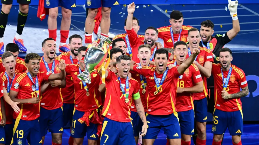 España se llevó la Eurocopa: Con paso perfecto en la fase de grupos y la eliminación directa, la ‘Roja’ superó 2-1 a Inglaterra en la final para asegurar su cuarta Euro, un récord de la competencia.