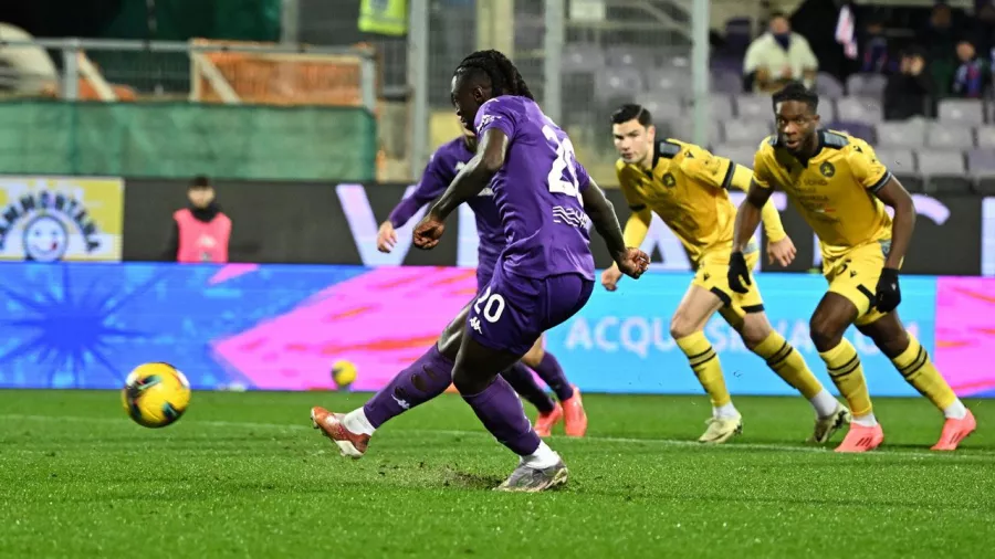 Moise Kean adelantó a los locales con un penal a los ocho minutos de juego