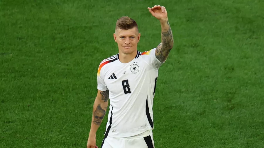 Toni Kroos se despidió de las canchas: El alemán puso fin a una carrera de 17 años en la que ganó 33 títulos, incluida una Copa del Mundo, seis Champions League y siete títulos de liga.