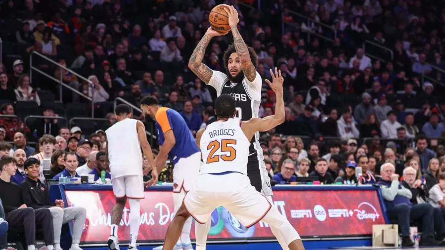 Los New York Knicks vencieron 117-114 a los San Antonio Spurs en el duelo que abrió la actividad navideña en la NBA