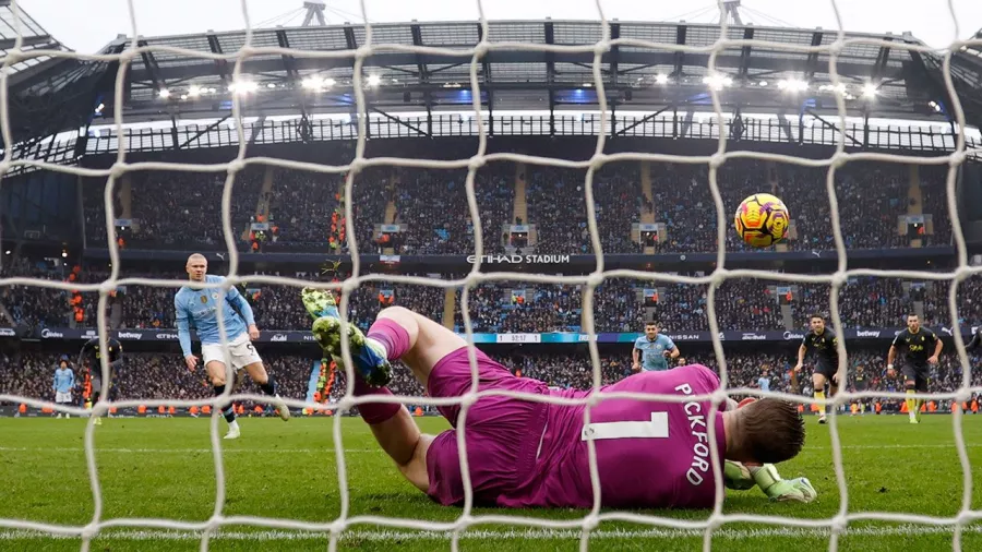 Erling Haaland y un penalti indigno en el último partido del Manchester City en casa