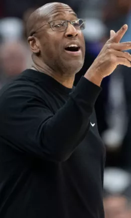 Los Kings despidieron al coach Mike Brown