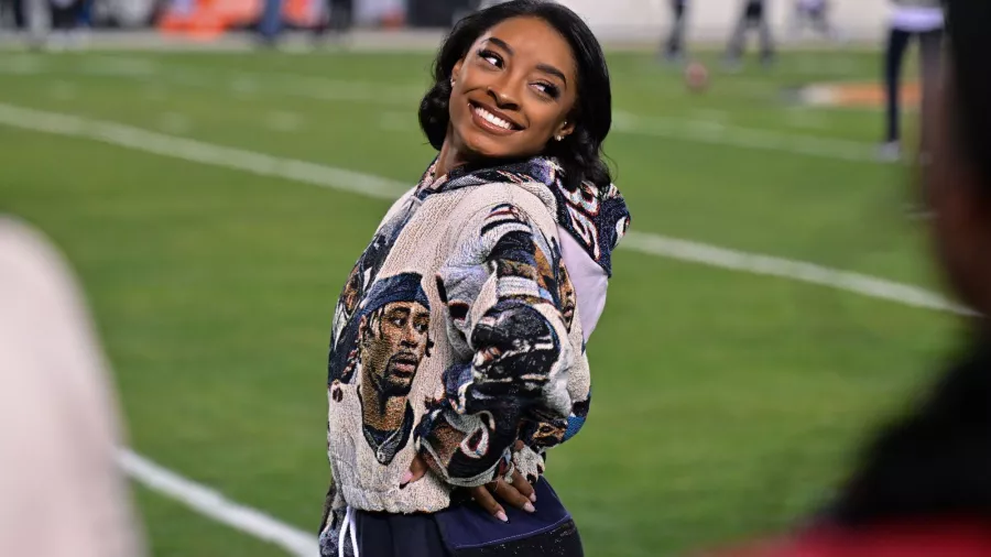 Simone Biles le puso el 'toque dorado' al Seahawks-Bears