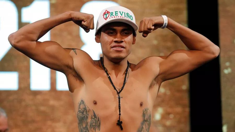 Emmanuel 'Vaquero' Navarreta. Un saldo de una victoria y una derrota en las dos peleas realizadas. Derrotó a Oscar Valdez y cayó en una división superior ante Denys Berinchyk