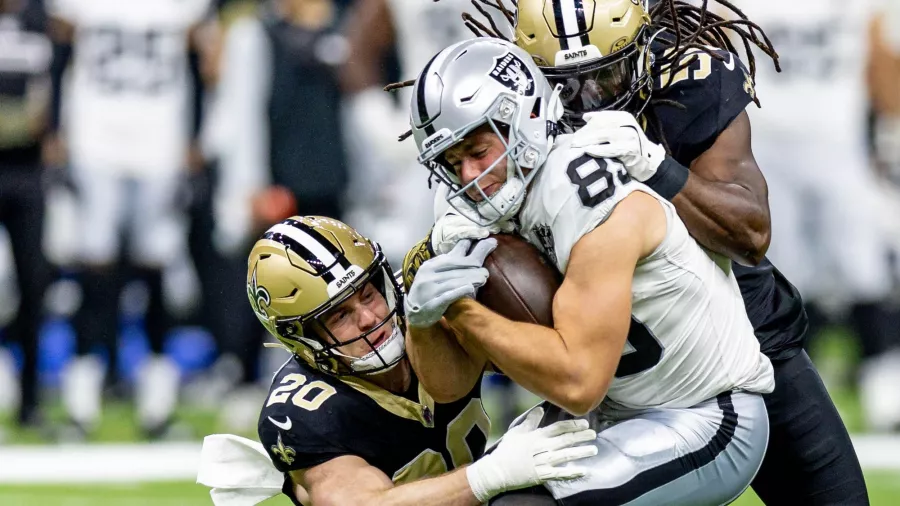 Brock Bowers rompió dos récords en una sola tarde