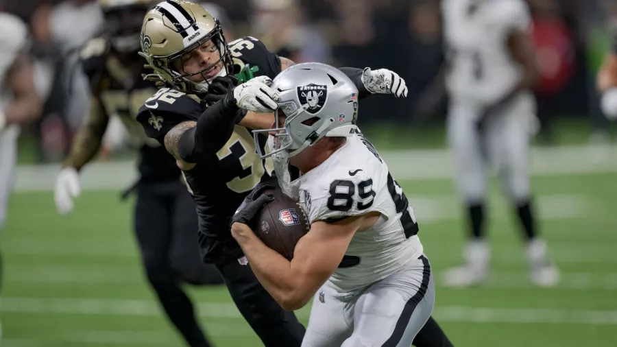 Brock Bowers rompió dos récords en una sola tarde