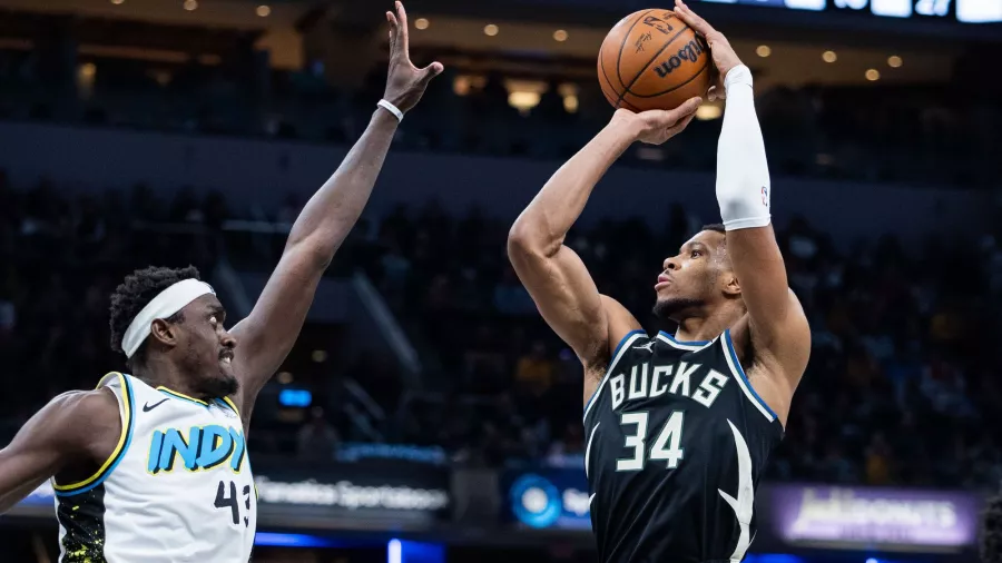 Antetokounmpo temrinó con 30 puntos, 12 rebotes y 5 asistencias en la victoria 120-112 de los Bucks sobre los Pacers