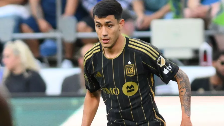 Omar Campos, lateral mexicano de 22 años | Los Angeles FC ---> Cruz Azul