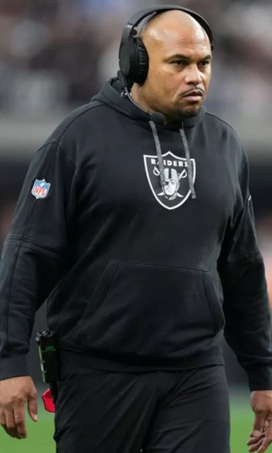 Los Raiders se quedan sin coach tras el despido de Antonio Pierce