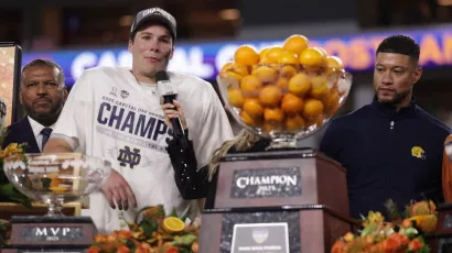 Festejo con sabor a naranja de Notre Dame, primer finalista del futbol americano colegial