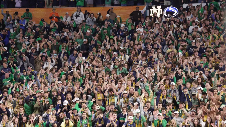 Festejo con sabor a naranja de Notre Dame, primer finalista del futbol americano colegial