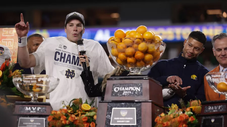 Festejo con sabor a naranja de Notre Dame, primer finalista del futbol americano colegial