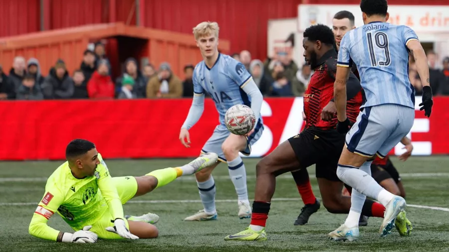 Un autogol de Nathan Muya abrió el camino de los 'Spurs' a la cuarta ronda de la FA Cup