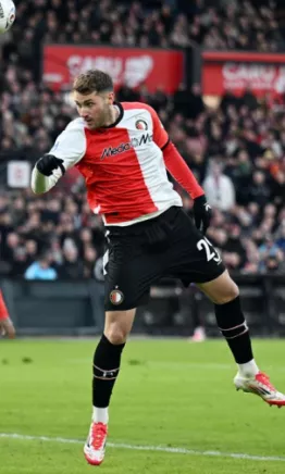 Santiago Giménez festejó 100 partidos con Feyenoord con gol