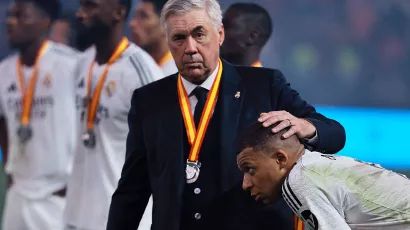 Abrazo de consolación. Carlo Ancelotti abraza a Kylian Mbappé, el mejor jugador de su equipo en la estrepitosa goleada ante el Barcelona.