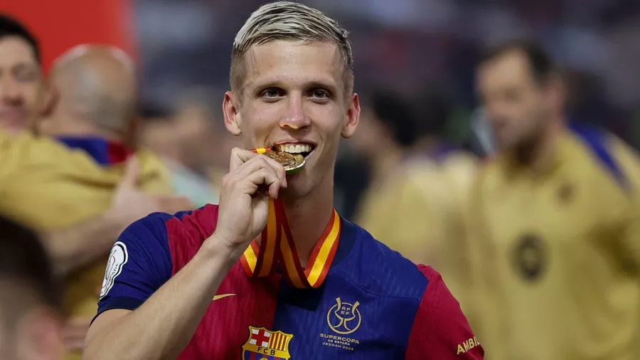 Dani Olmo campeón. Días atrás estaba fuera del Barcelona, hoy lenvató su primer título como futbolista culé.