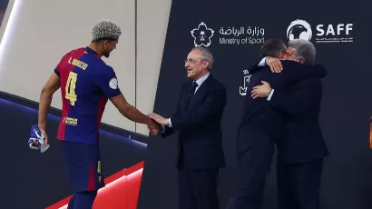 Abrazo de la victoria. Joan Laporta abraza cariñosamente a su técnico tras lograr el título de la Supercopa.