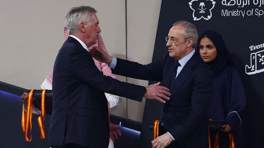 Espaldarazo. Cariñoso abrazo de Florentino Pérez a Carlo Ancelotti en uno de los días más tristes de su carrera como técnico merengue.