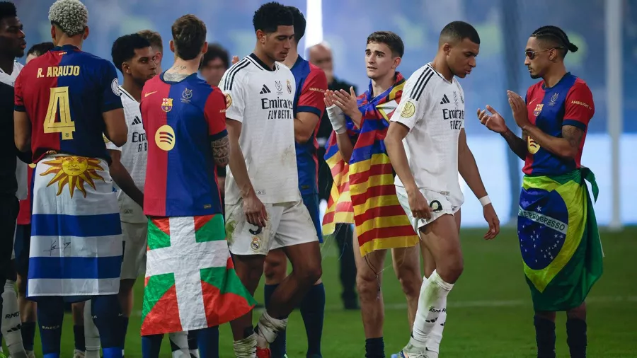 Barcelona internacional. Los jugadores del club aplaudieron a sus rivales con las camisetas de sus países o de las regiones españolas donde nacieron.