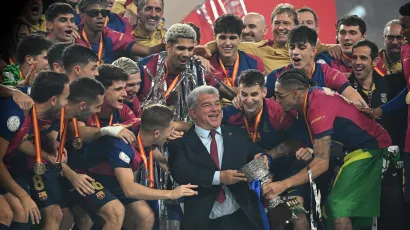 Laporta levanta el título. El presidente del Barcelona fue parte del festejo junto con sus futbolistas